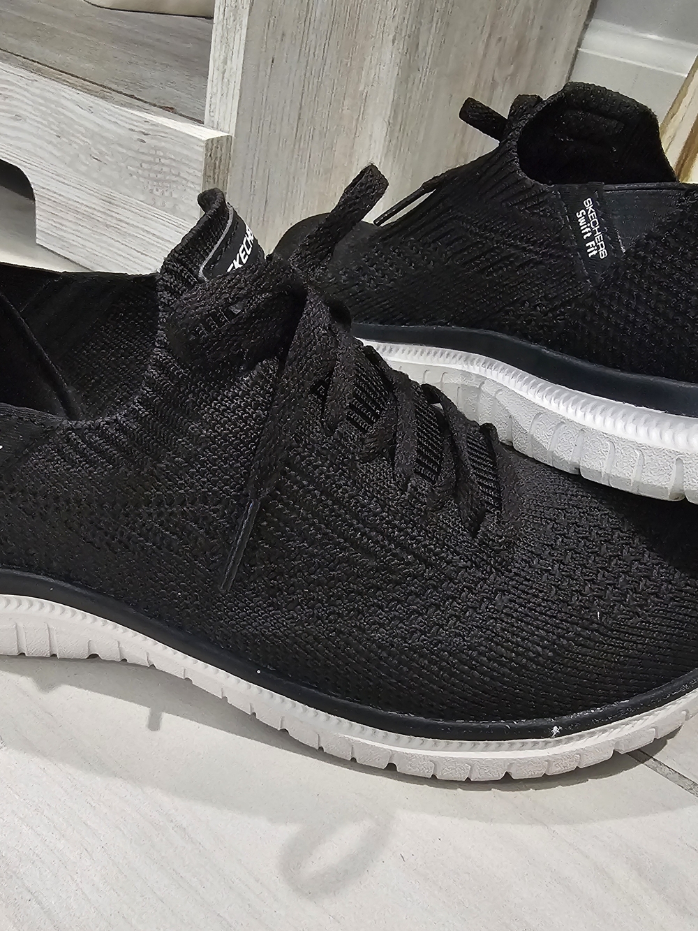 Skechers Swift Fit Womens Black Knit Slip-On Hands Free Sneakers Size 8